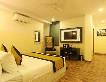 Hotel plazzo New Delhi Buitenkant foto